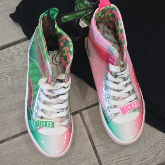 💚 Wicked the Musical Tee LG + Limited Edition Sneakers (NWT) 7 - Picture 4 of 10